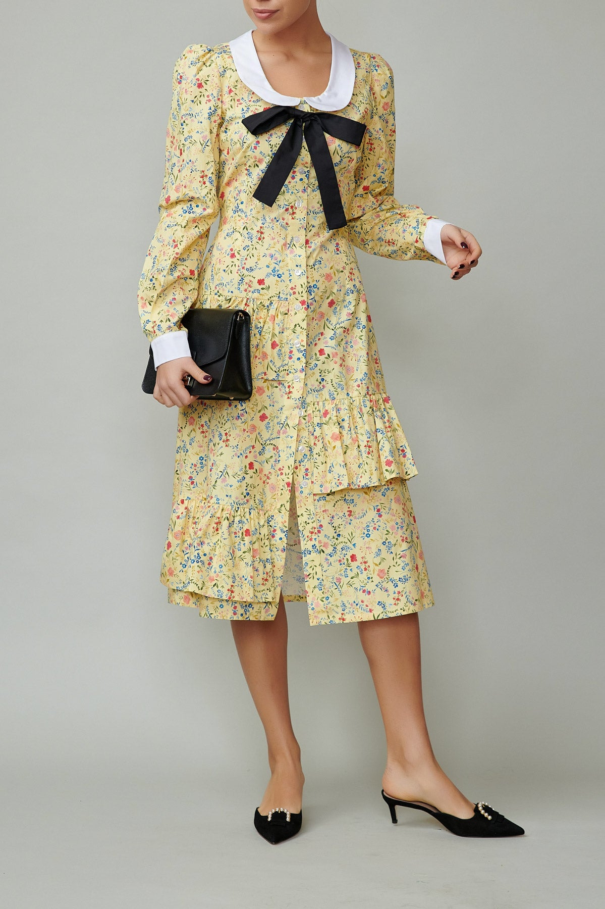 Rochie cu guler alb si funda neagra din poplin cu flori pe galben