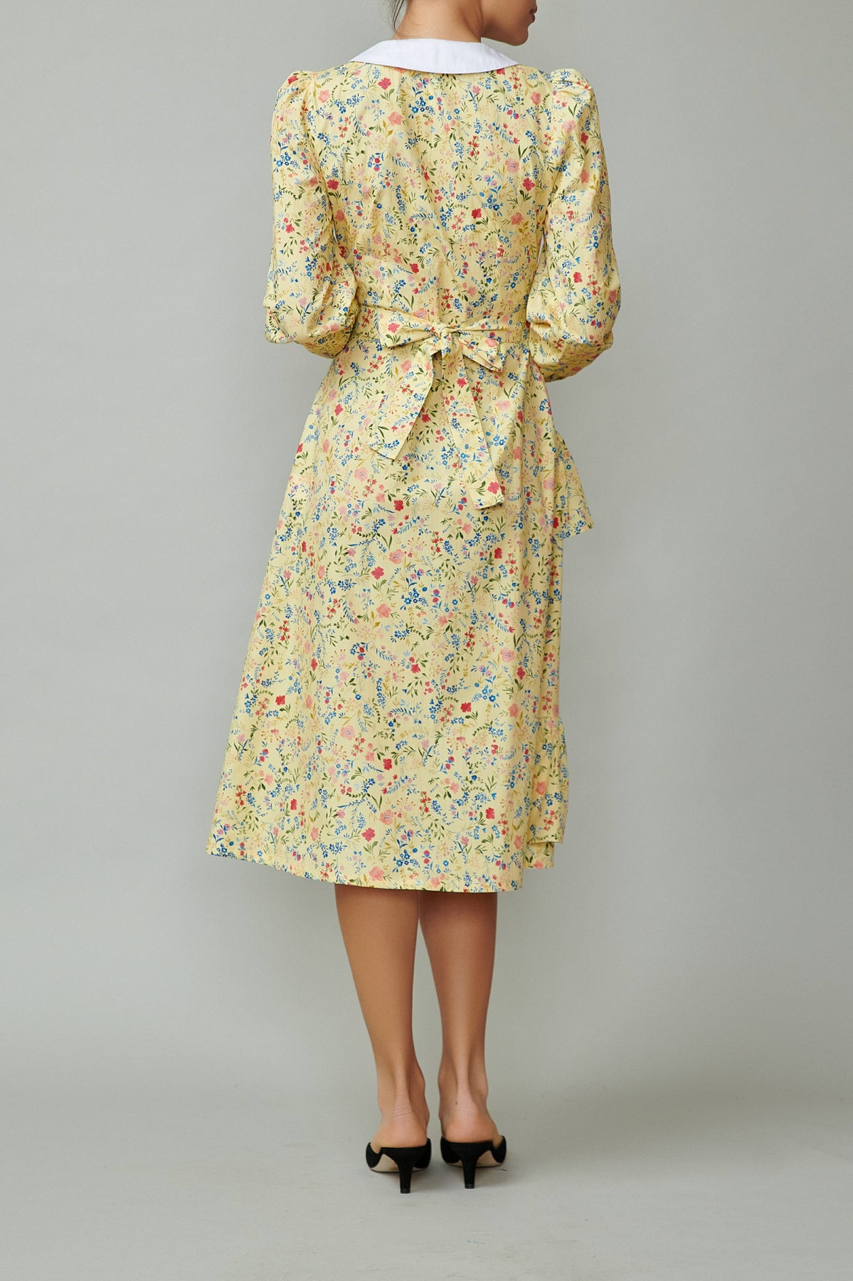 Rochie cu guler alb si funda neagra din poplin cu flori pe galben