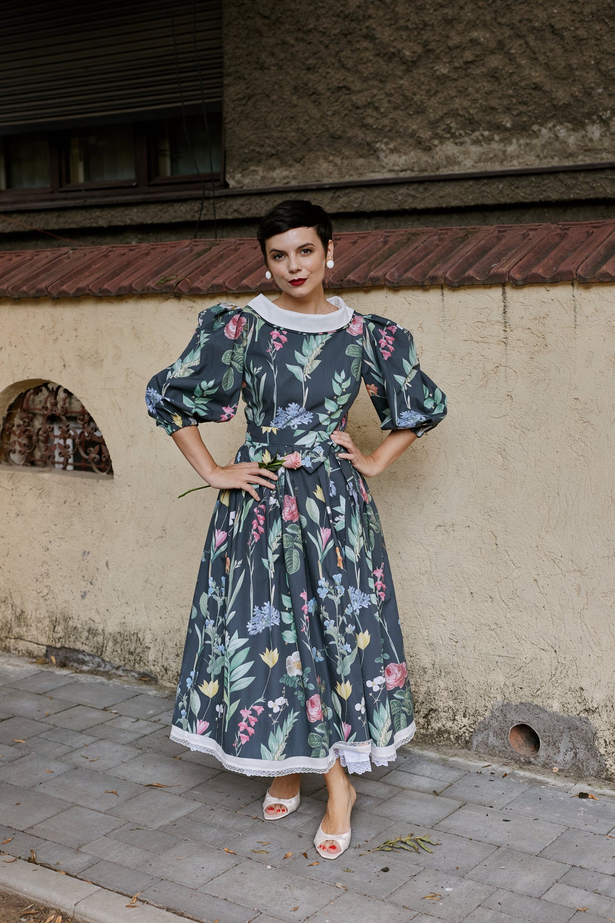 Rochie Midi din Bumbac cu Flori pe Fundal Antracit