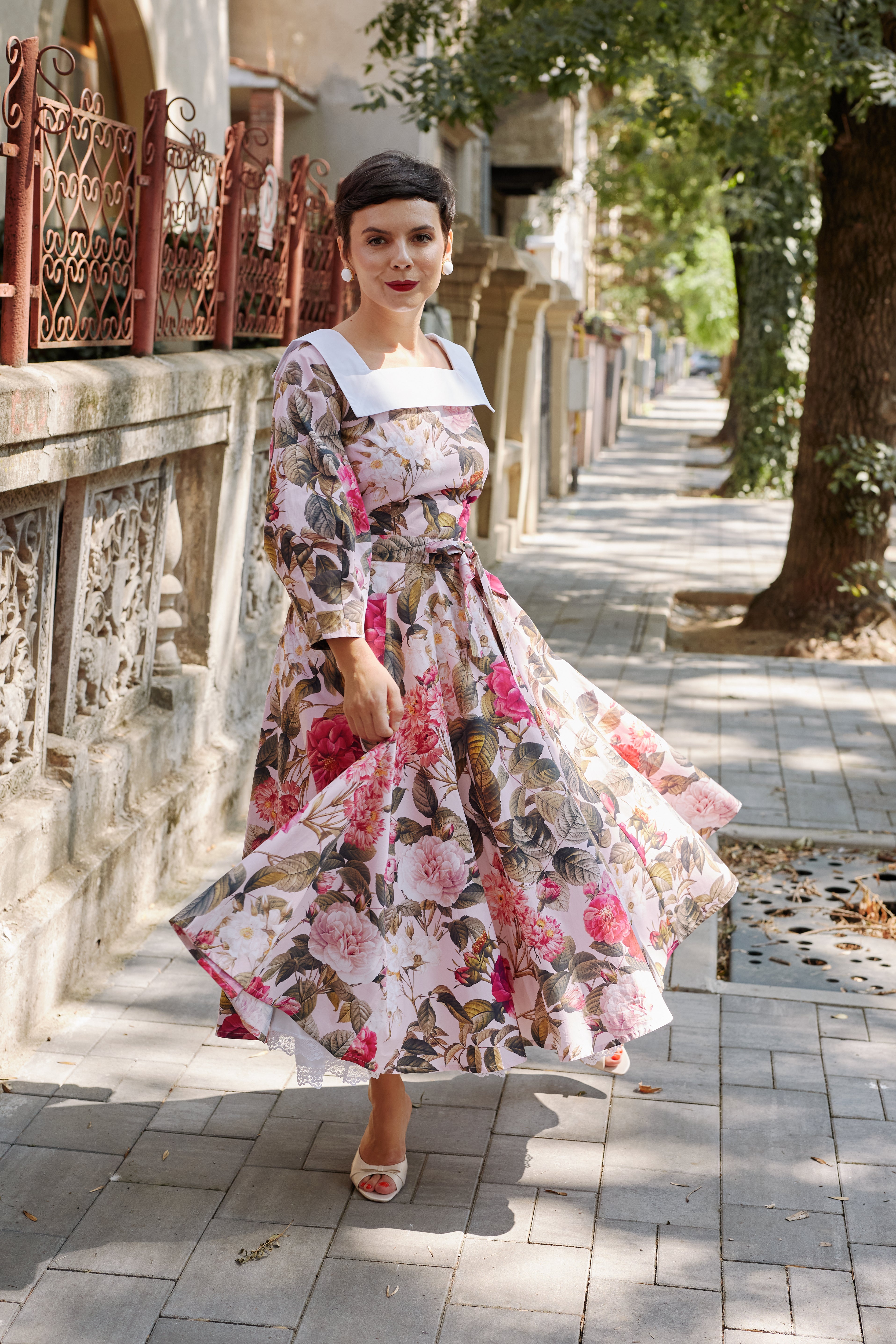 Rochie Midi din Bumbac cu Trandafiri pe Fundal Roz