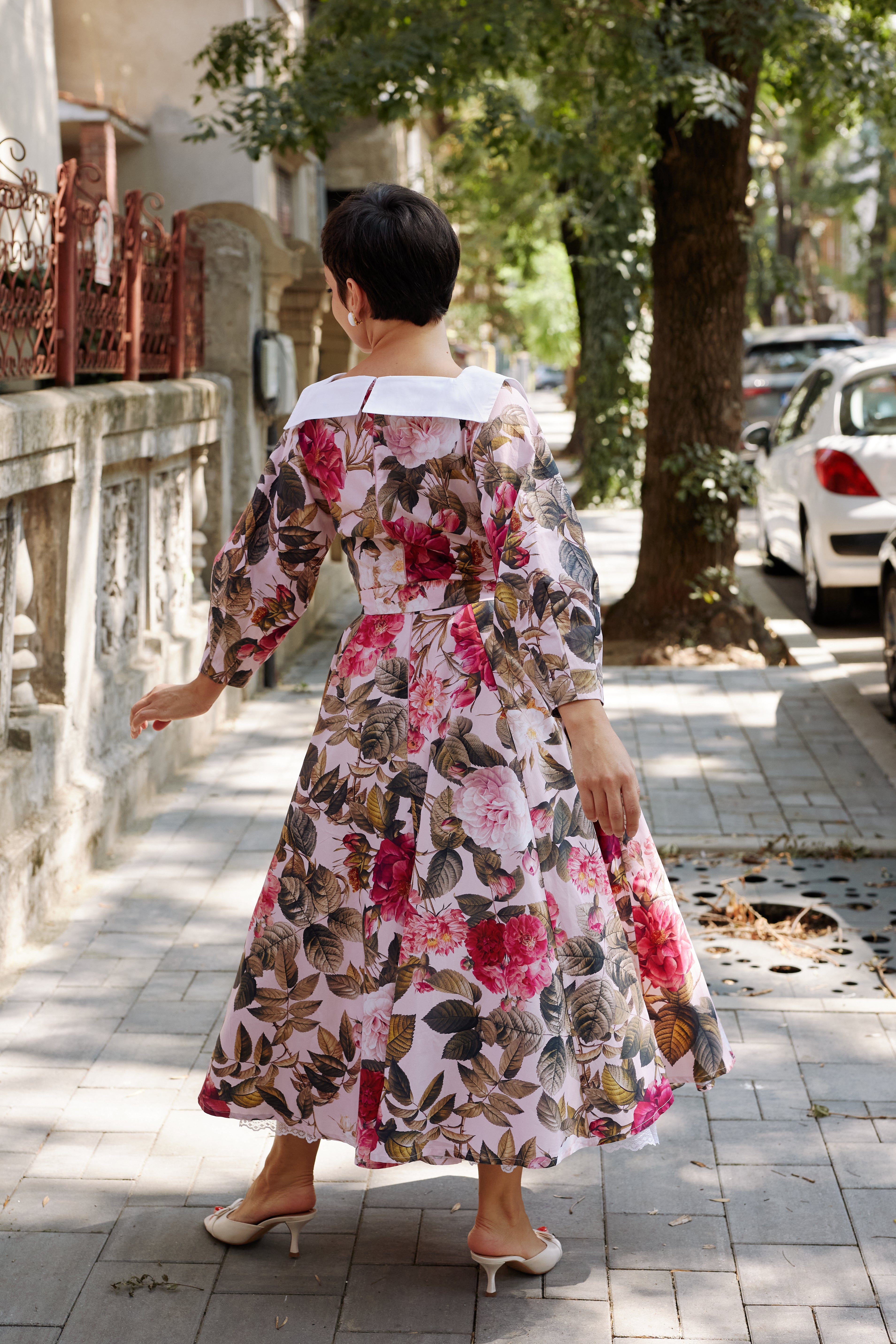 Rochie Midi din Bumbac cu Trandafiri pe Fundal Roz