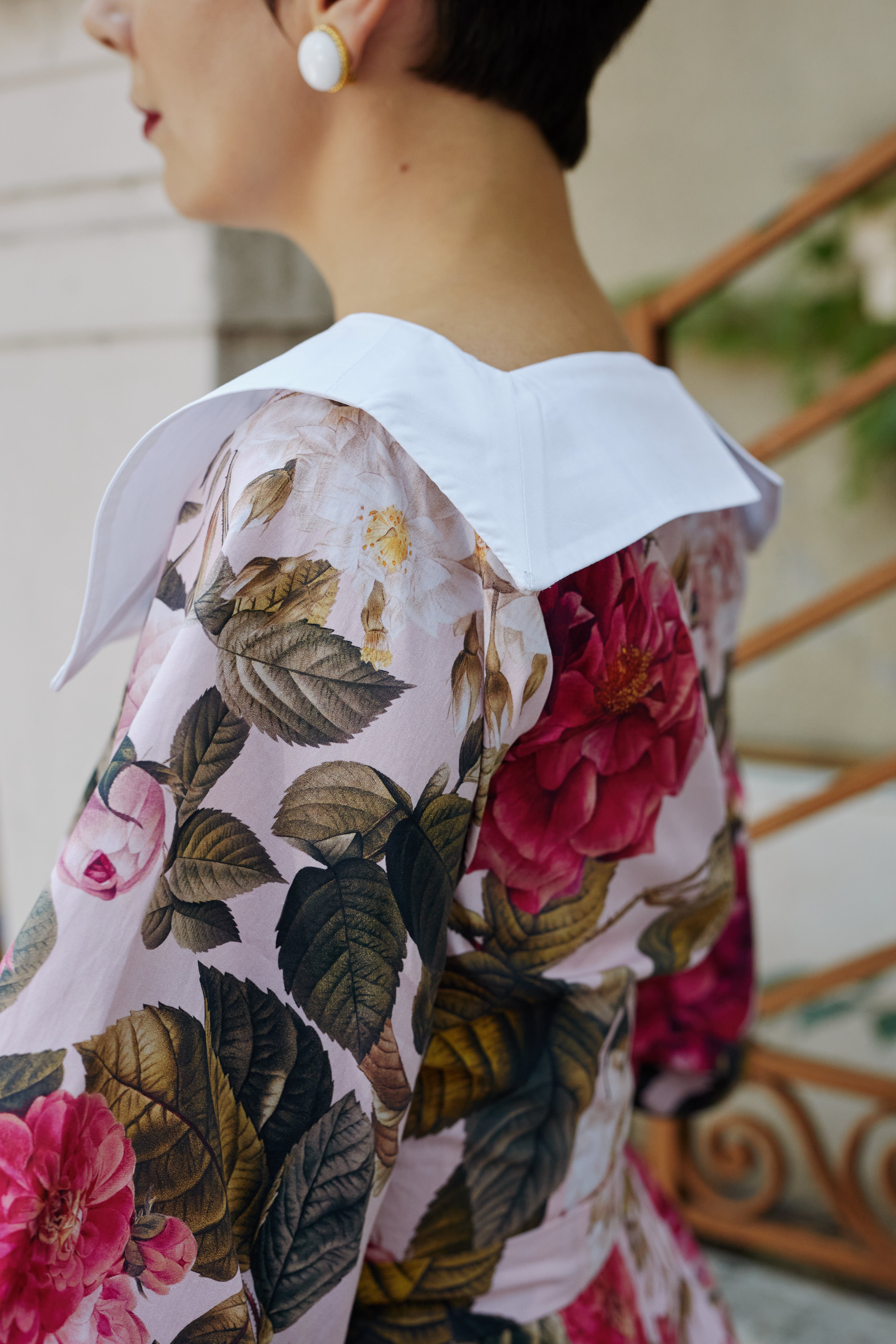 Rochie Midi din Bumbac cu Trandafiri pe Fundal Roz
