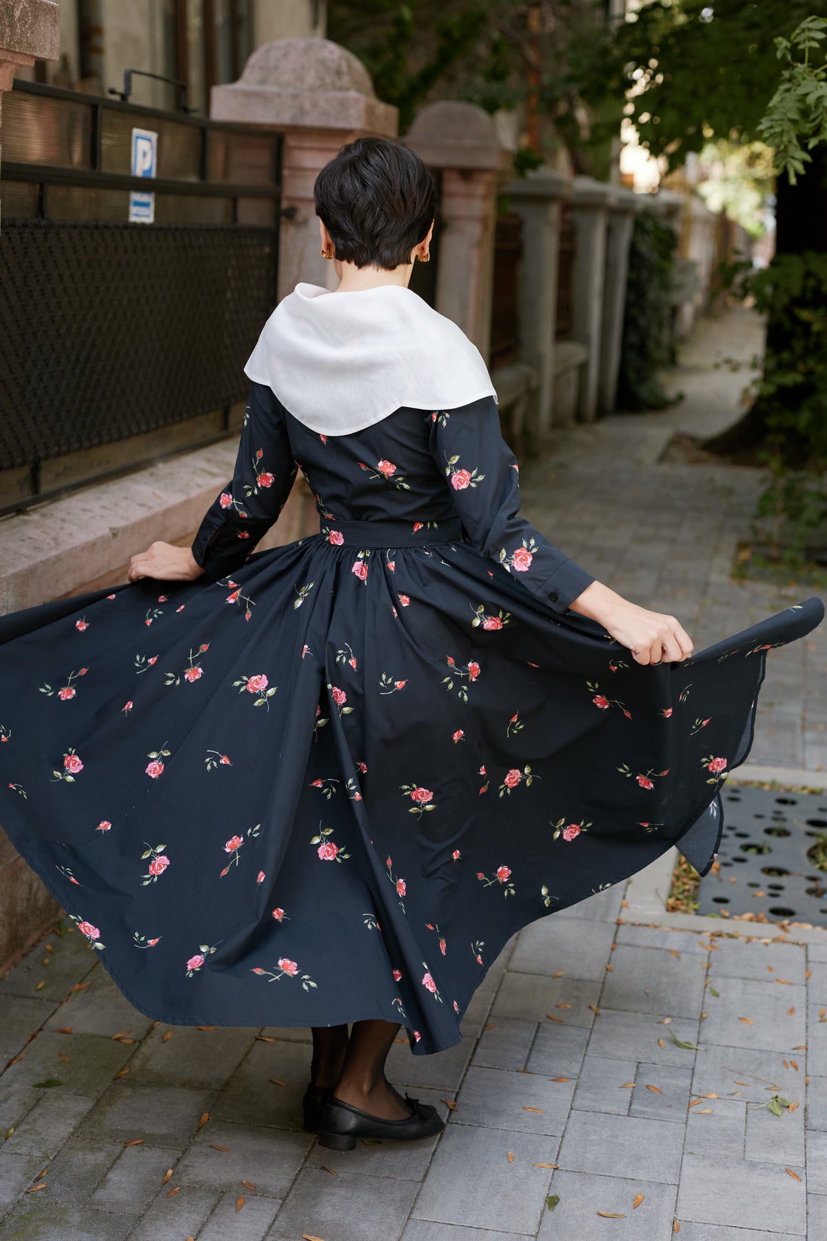 Rochie Camasa Midi cu Guler Alb din Bumbac Negru cu Trandafiri