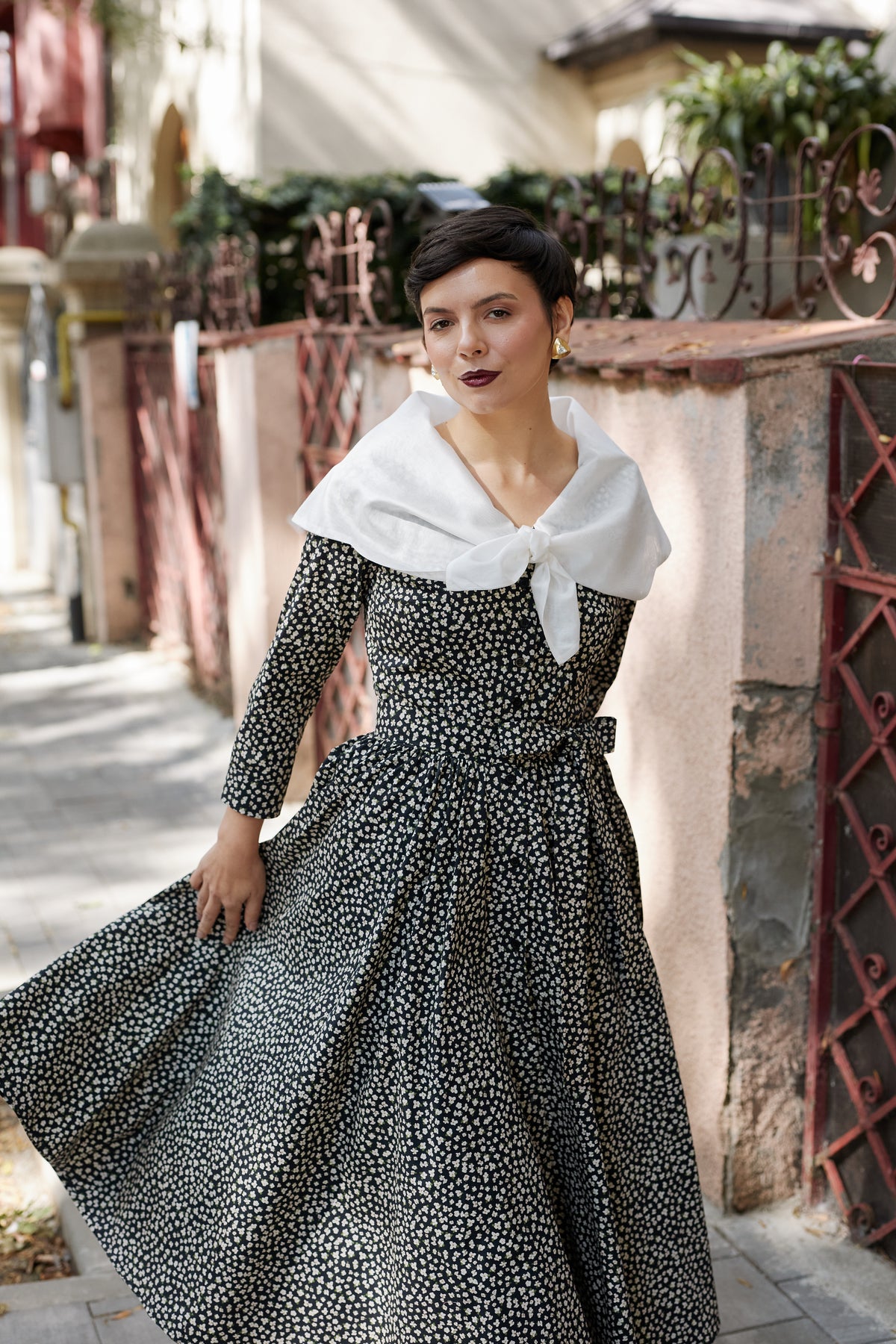 Rochie Camasa Midi cu Guler Alb din Bumbac Negru cu Flori Mici