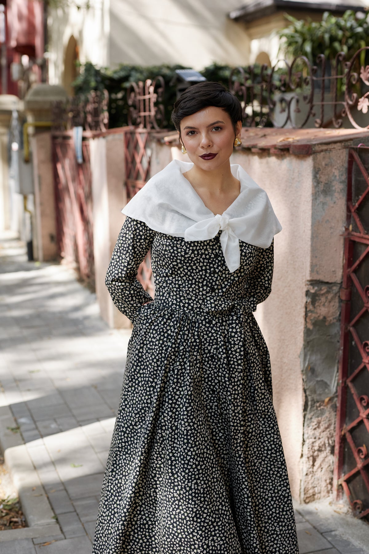 Rochie Camasa Midi cu Guler Alb din Bumbac Negru cu Flori Mici