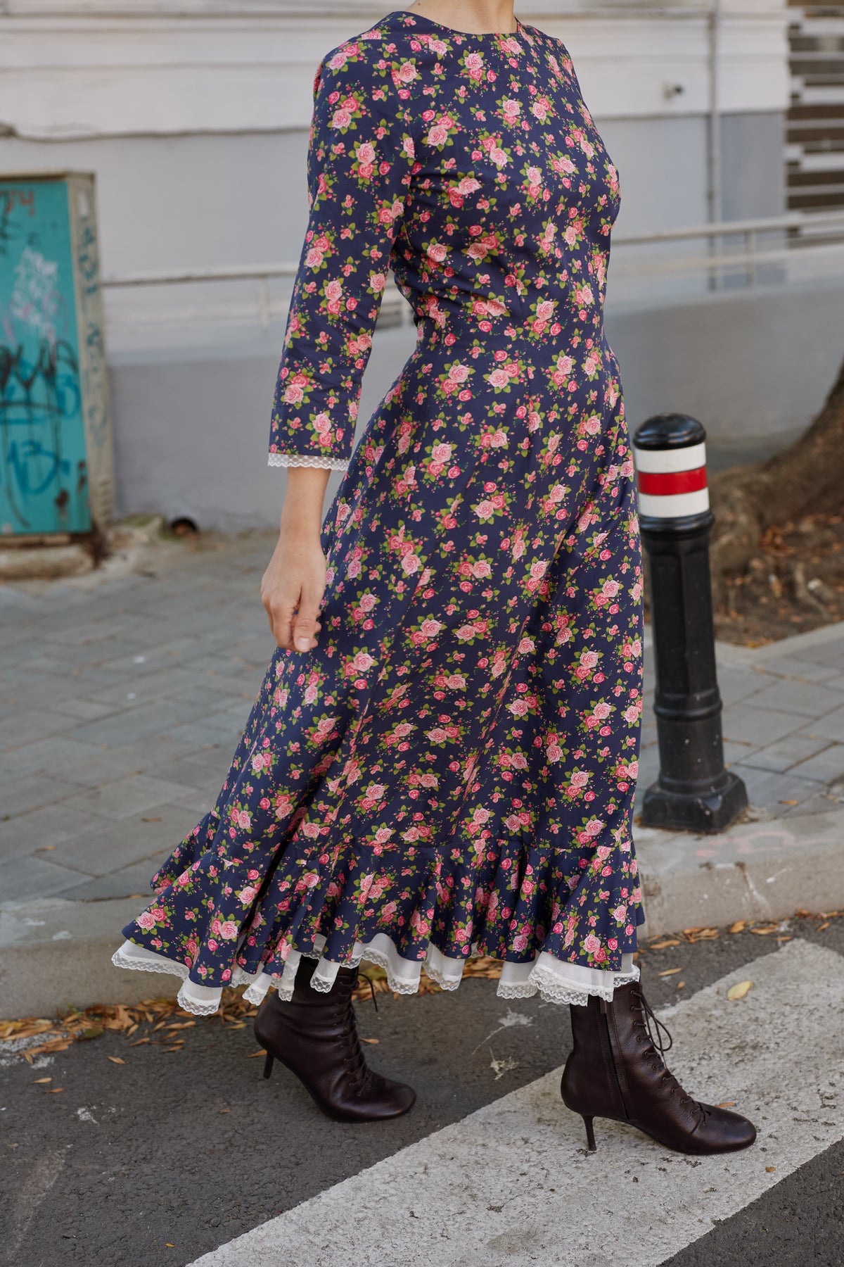 Rochie Midi din Bumbac Bleumarin cu Volan Alb si Dantela
