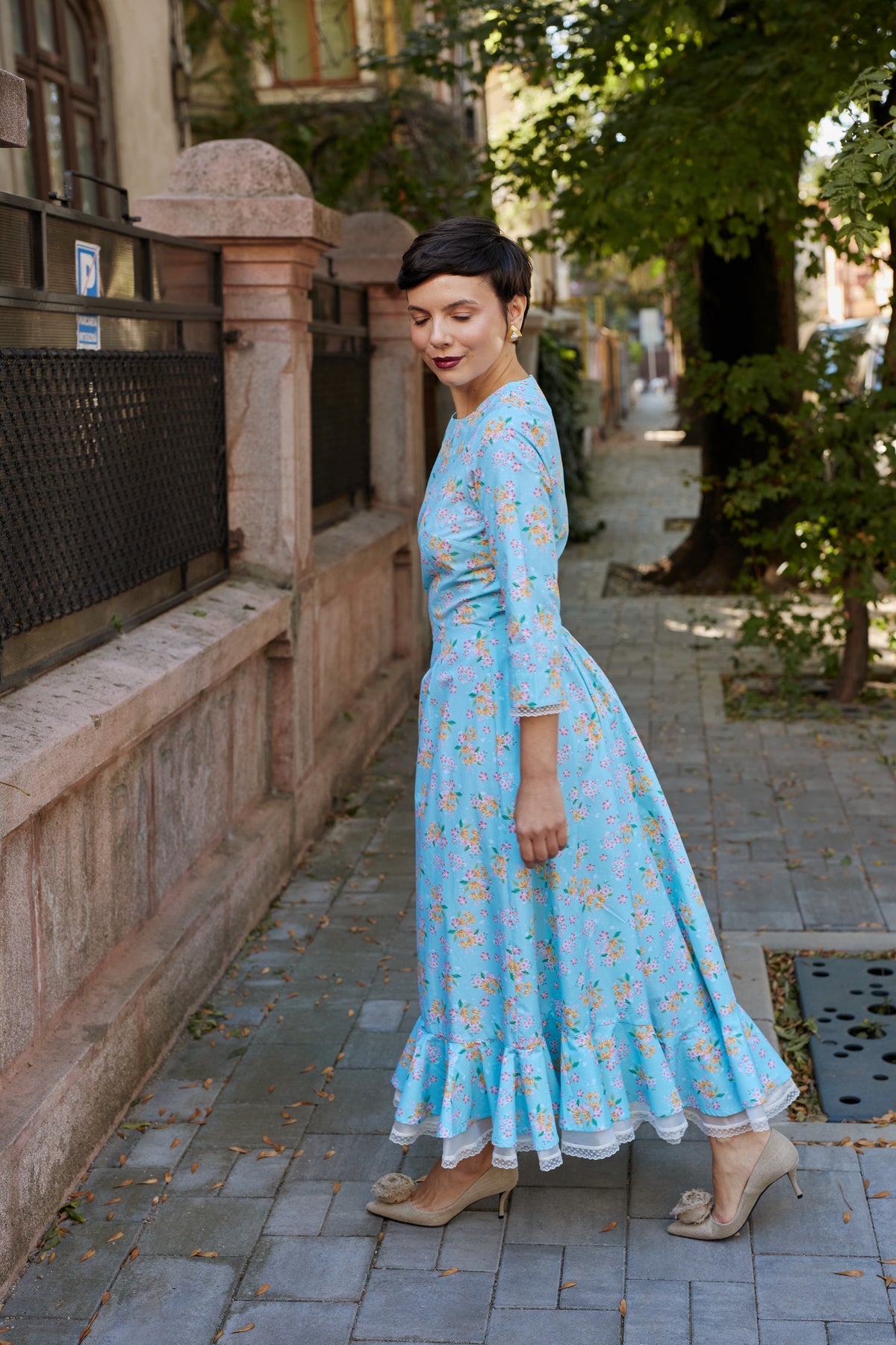 Rochie Midi din Bumbac Aqua cu Volan Alb si Dantela