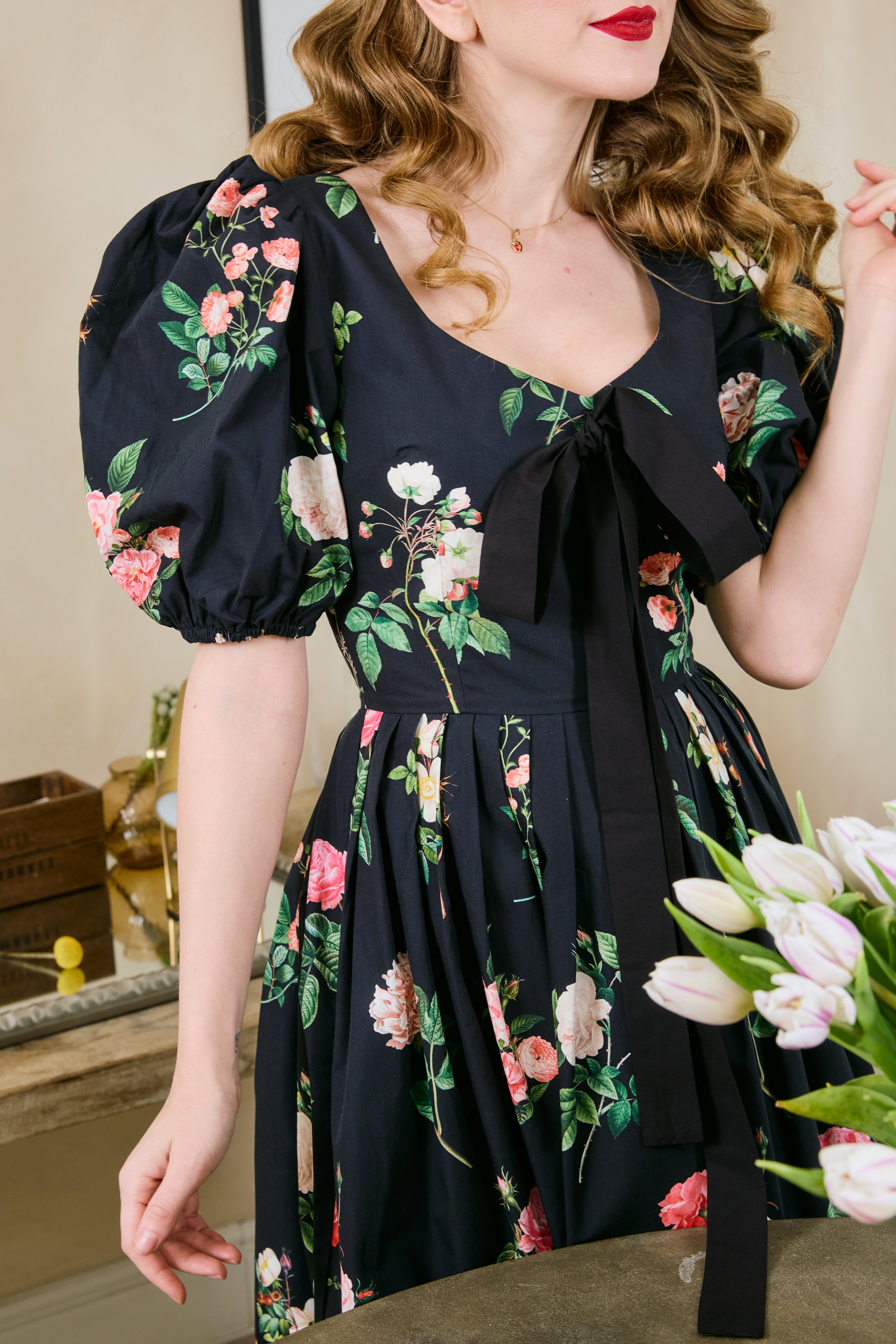 Rochie Midi cu Maneci Bufante cu Trandafiri pe Negru, PRECOMANDA CU LIVRARE IN SEPTEMBRIE 2026