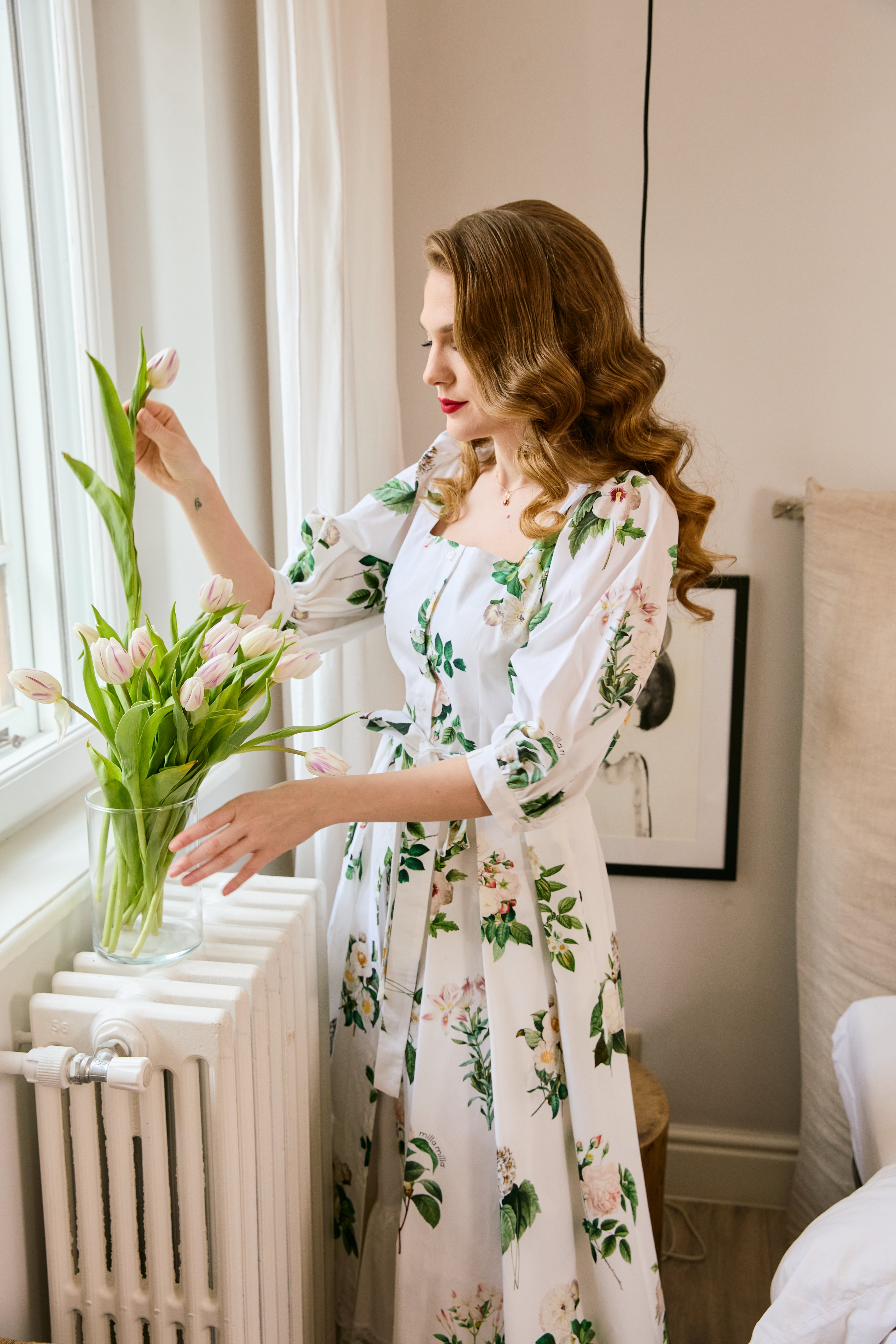 Rochie Midi, cu Decolteu Patrat si Nasturi, din Bumbac cu Flori pe Alb