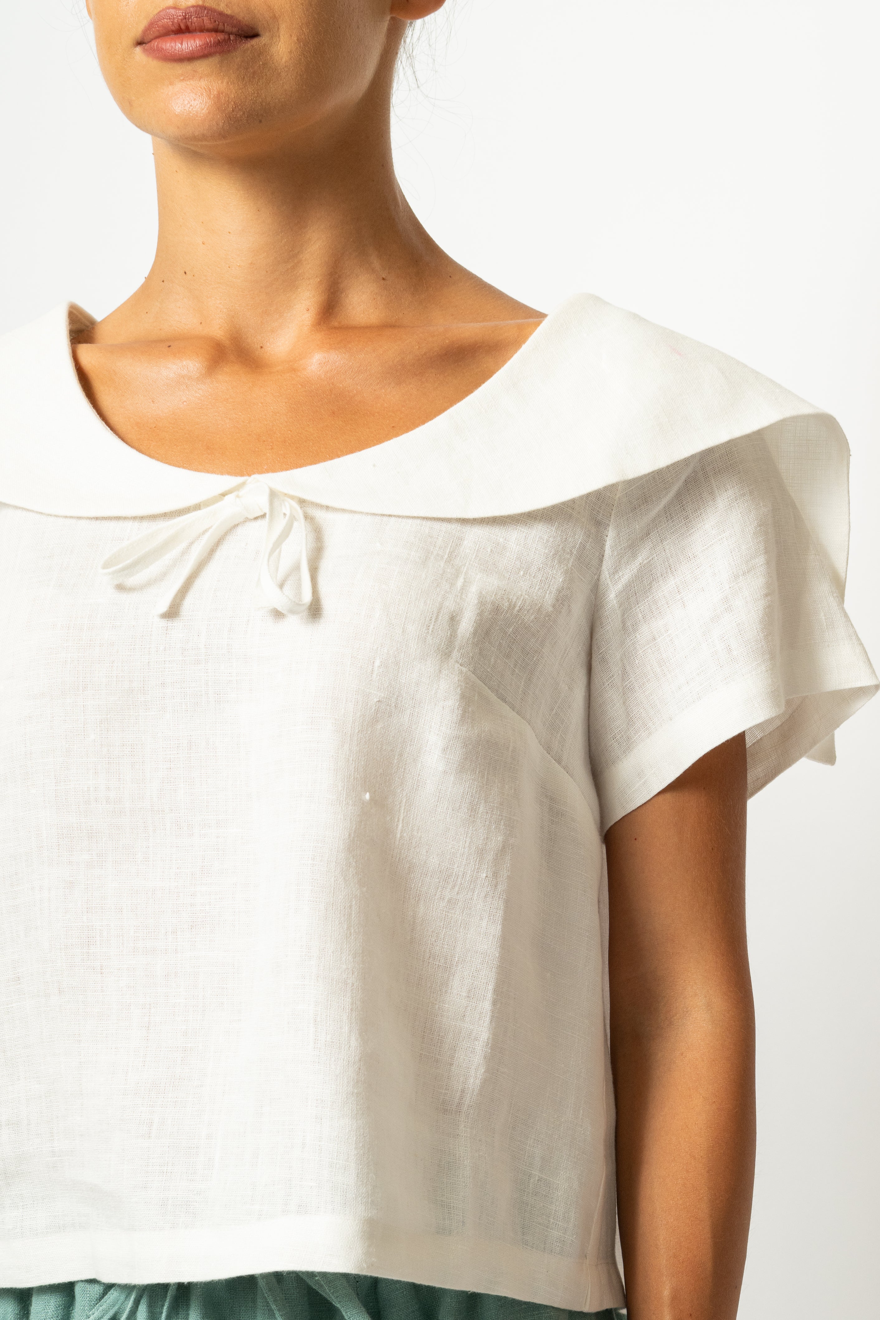 Bluza cu Maneci si Guler Patrat, din In Alb