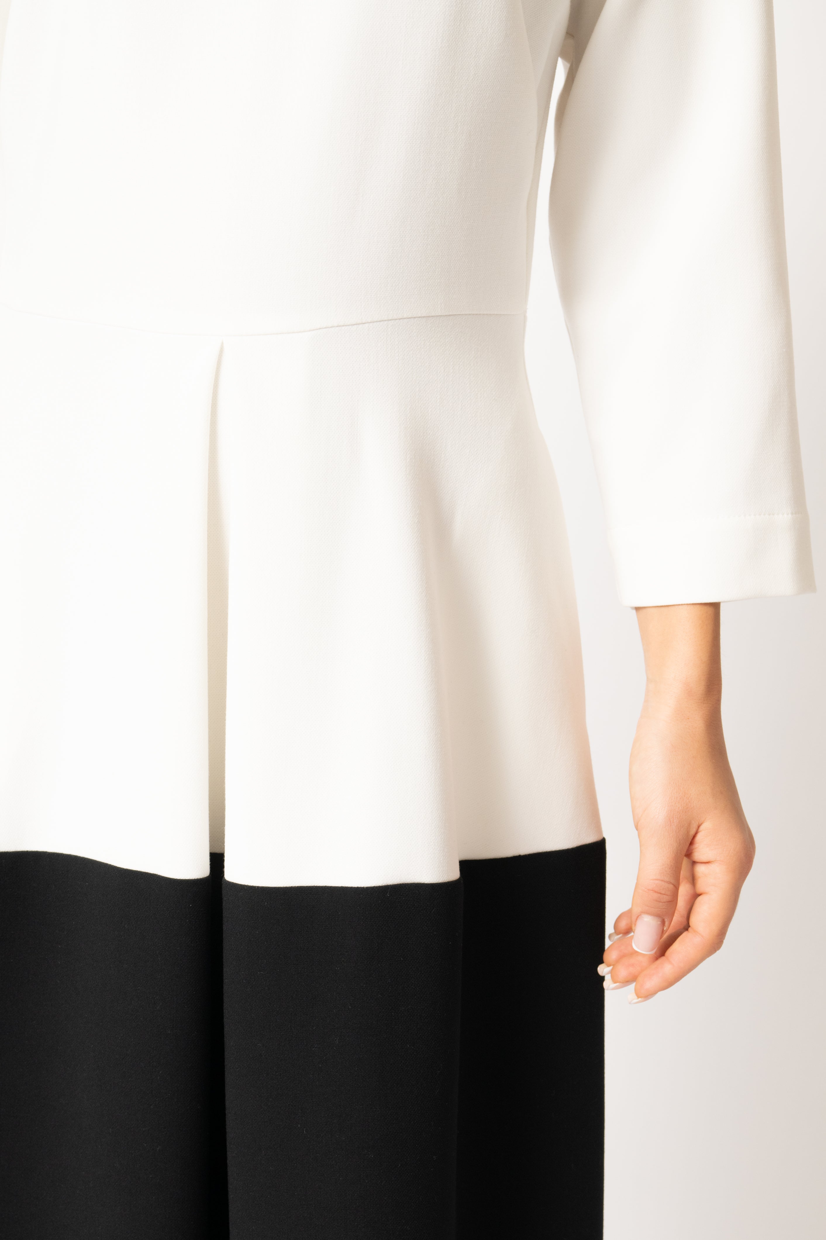 Black and white midi dress made of viscose blend fabric