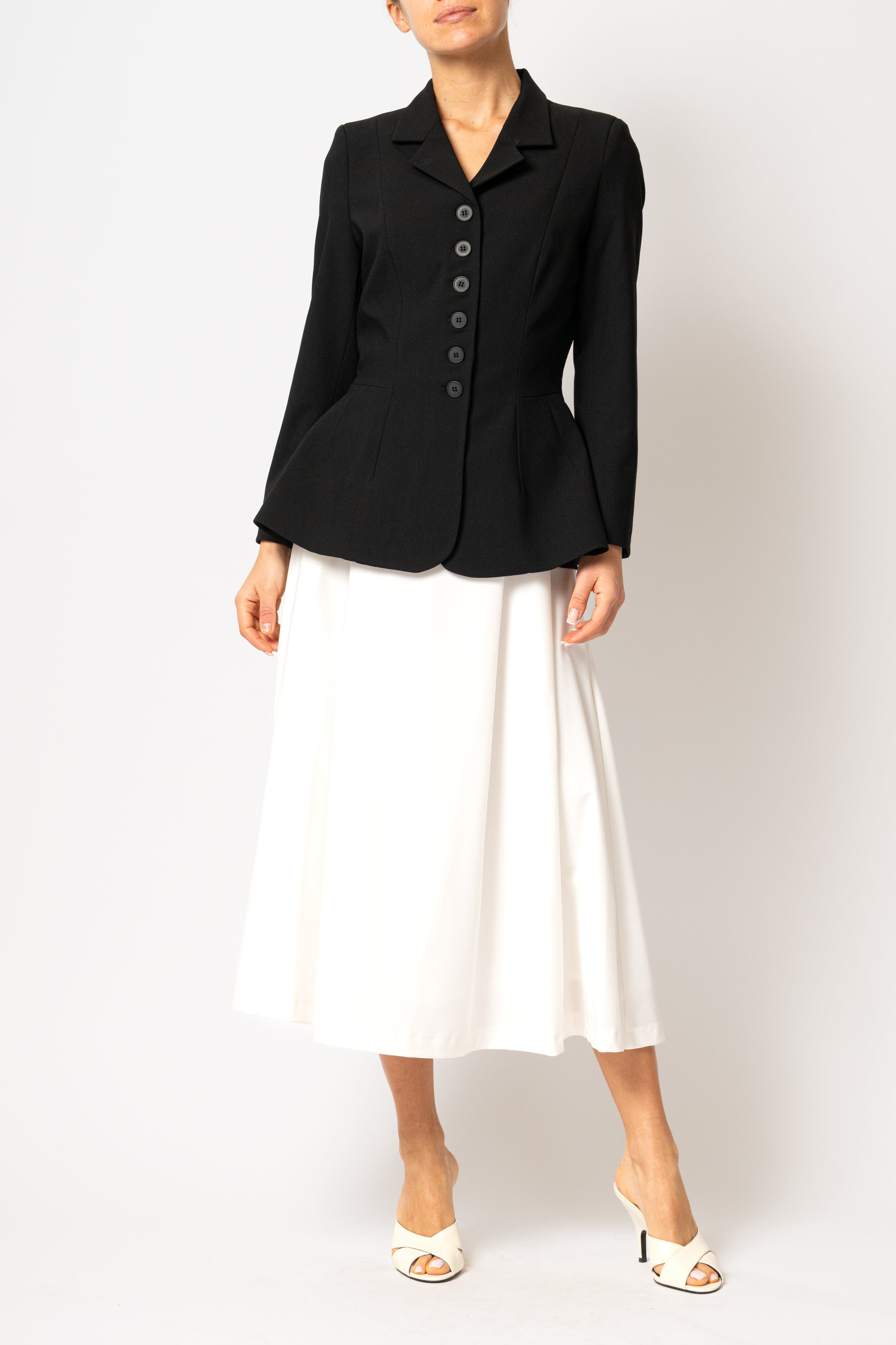 Wide midi skirt, with pleats, made of white viscose fabric