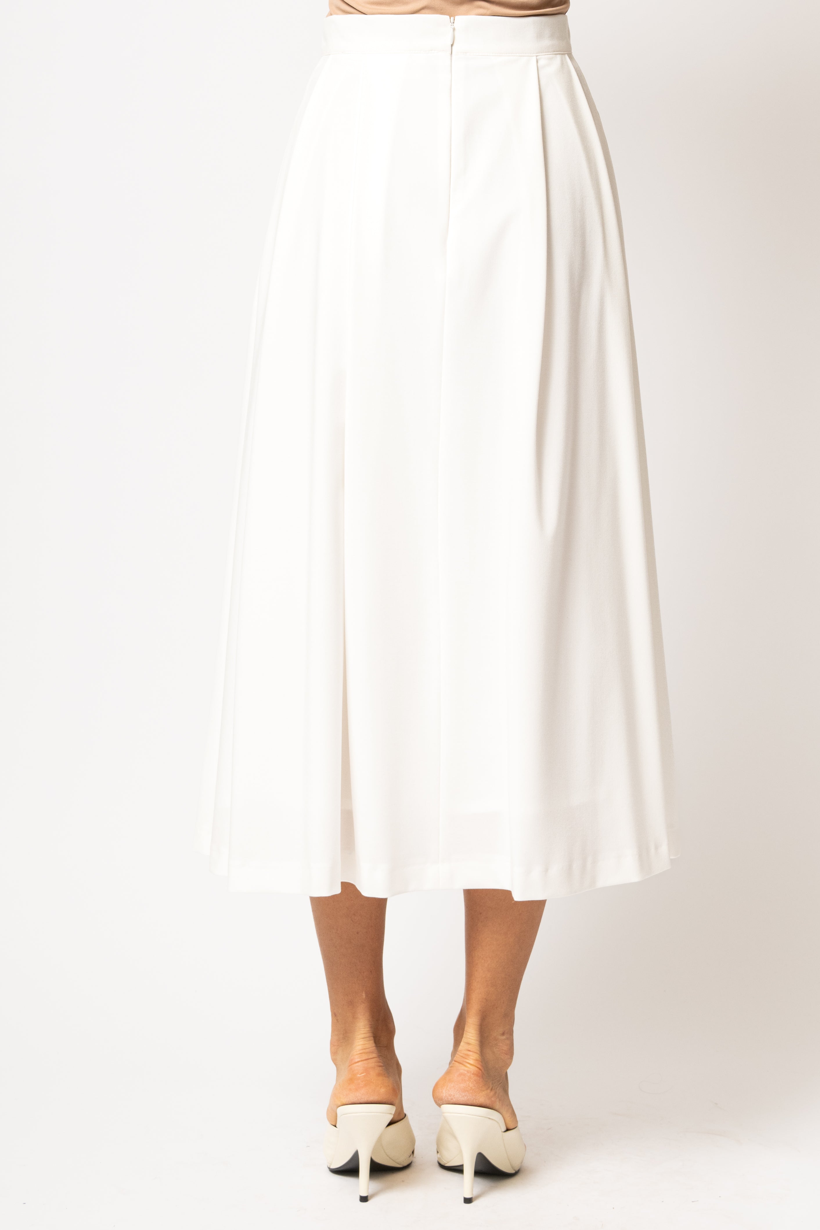Wide midi skirt, with pleats, made of white viscose fabric