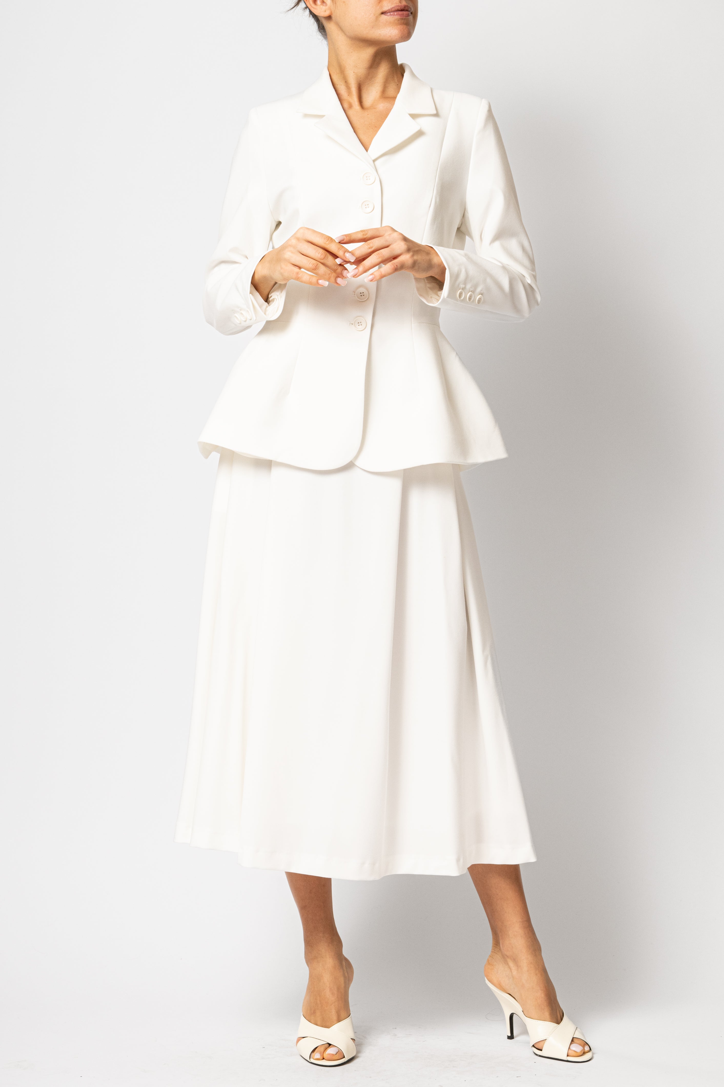 Wide midi skirt, with pleats, made of white viscose fabric