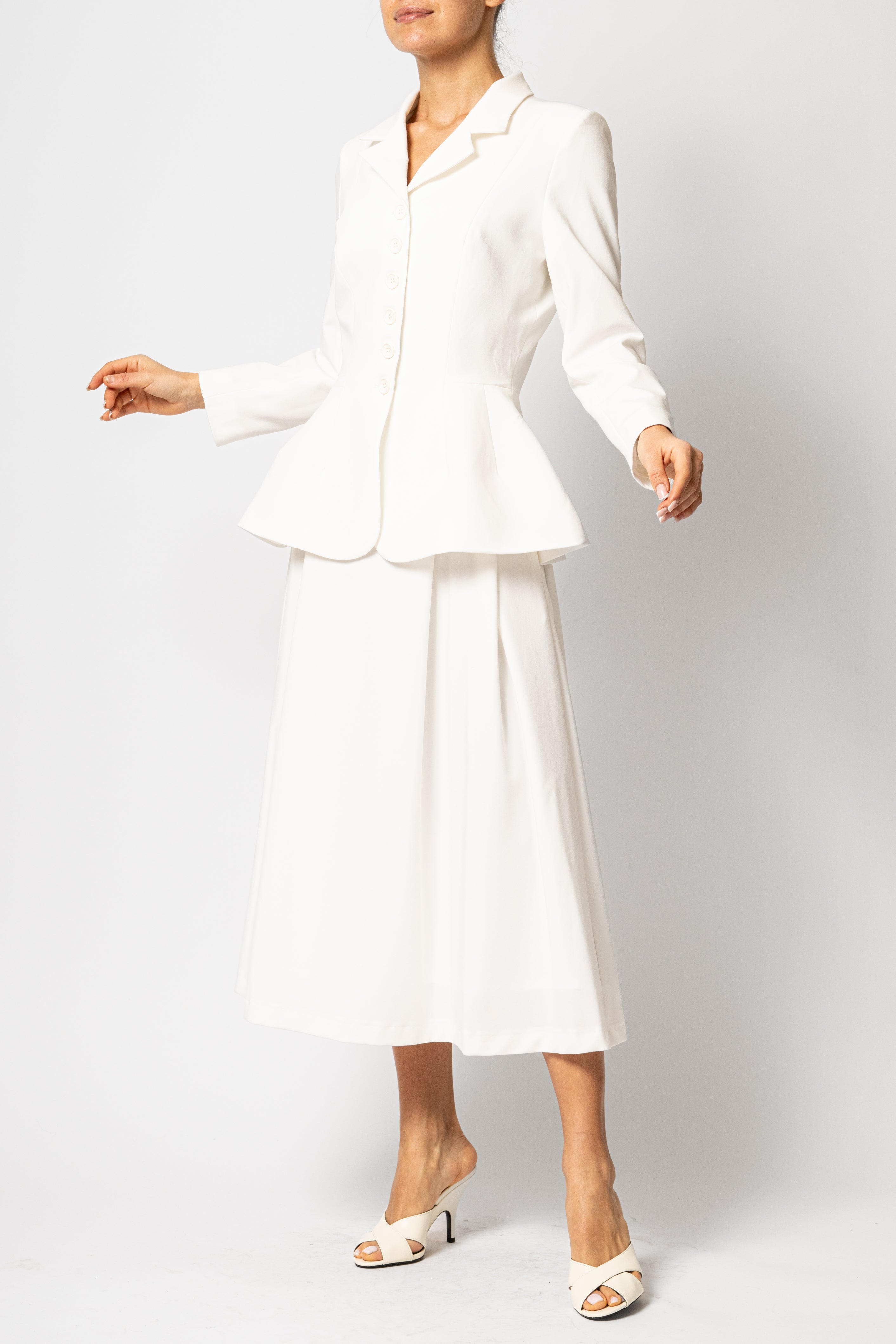 Wide midi skirt, with pleats, made of white viscose fabric