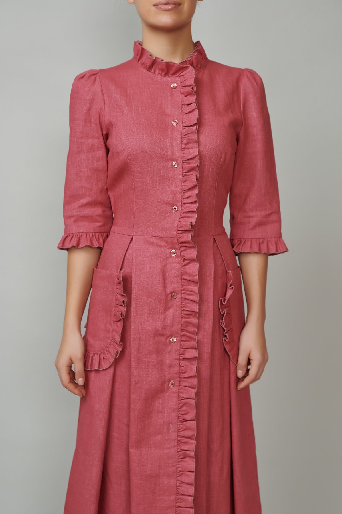 Rochie camasa cu buzunare aplicate si volanase, din in roz