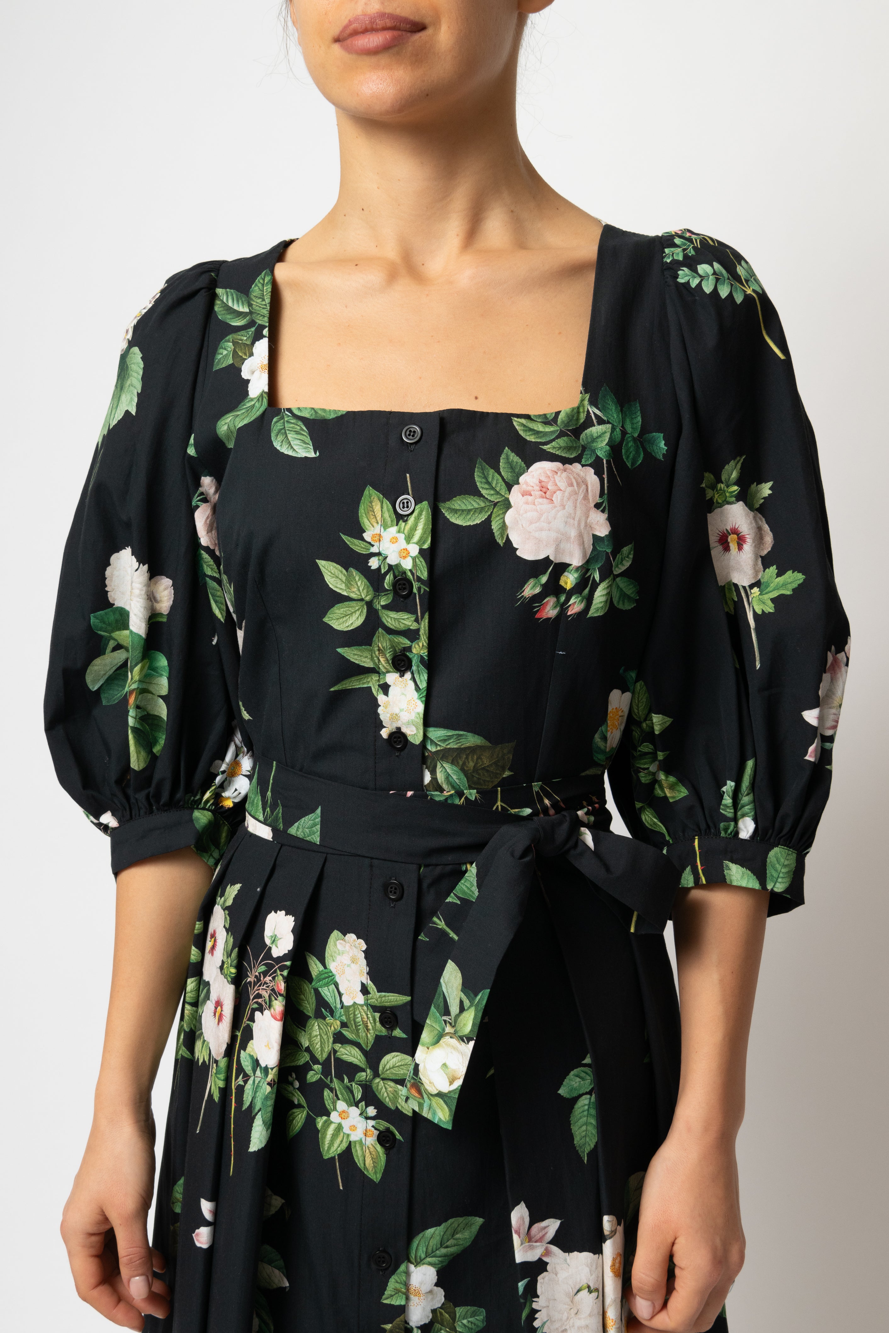 Rochie Midi, cu Decolteu Patrat si Nasturi, din Bumbac cu Flori pe Negru