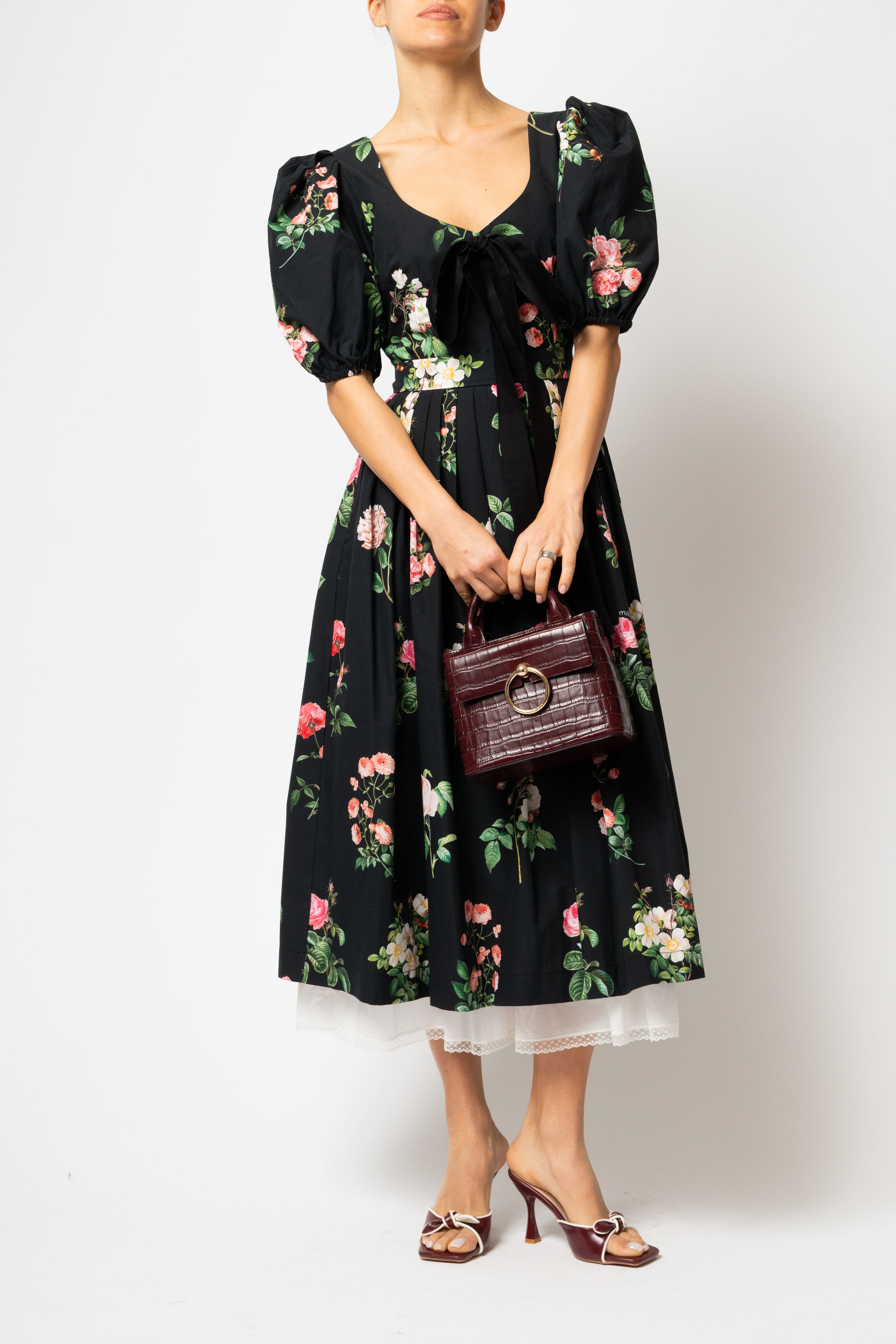 Rochie Midi cu Maneci Bufante cu Trandafiri pe Negru, PRECOMANDA CU LIVRARE IN SEPTEMBRIE 2026