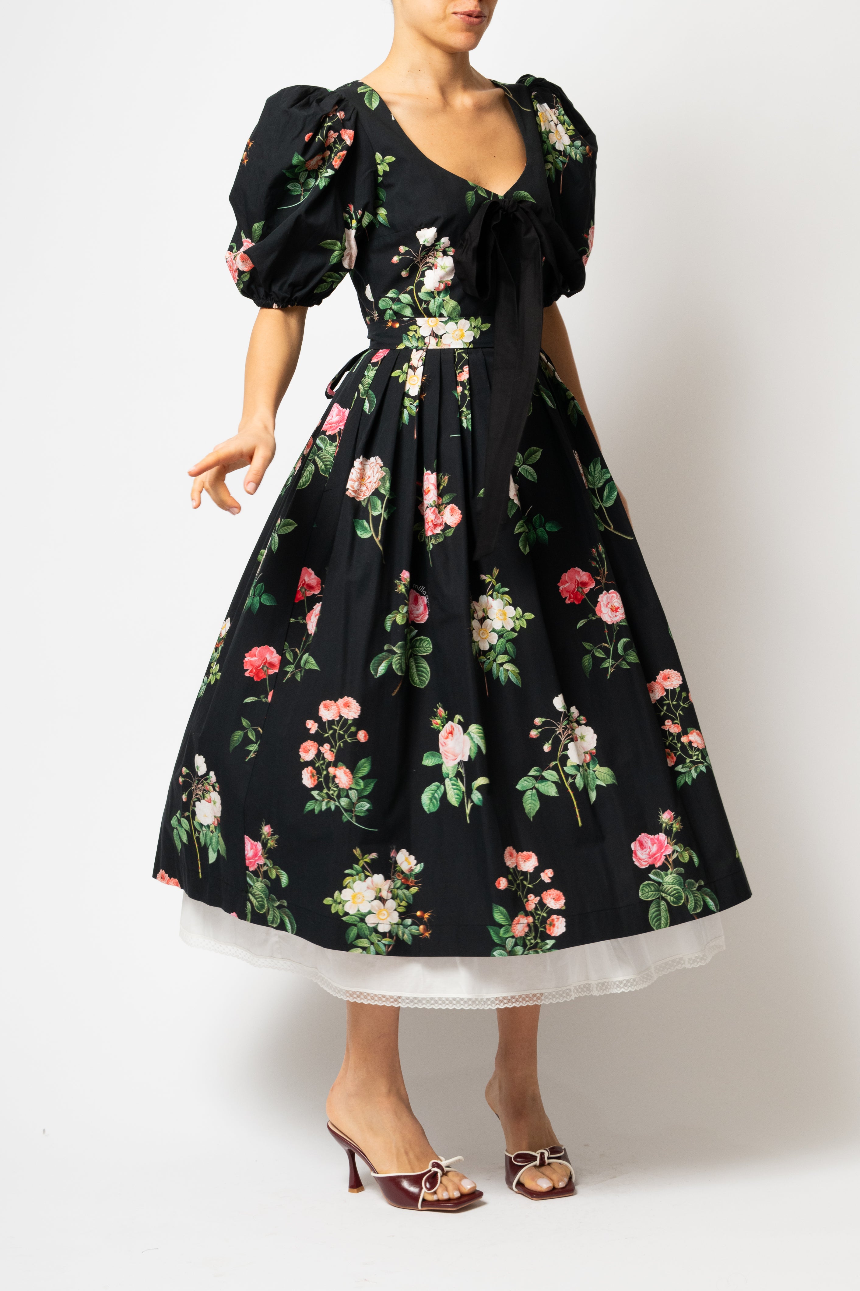 Rochie Midi cu Maneci Bufante cu Trandafiri pe Negru, PRECOMANDA CU LIVRARE IN SEPTEMBRIE 2026