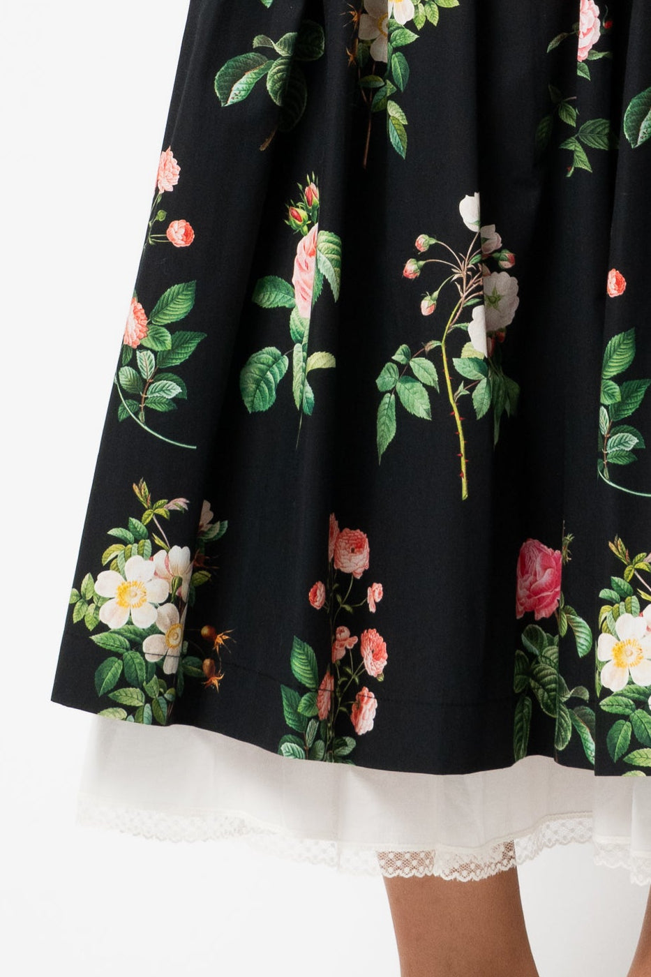 Rochie Midi cu Maneci Bufante cu Trandafiri pe Negru, PRECOMANDA CU LIVRARE IN SEPTEMBRIE 2026