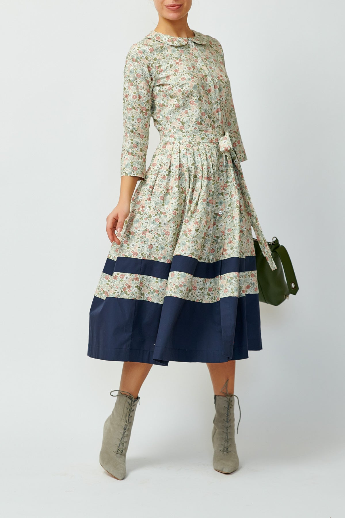 Shirt dress in small flowers and with a gray border