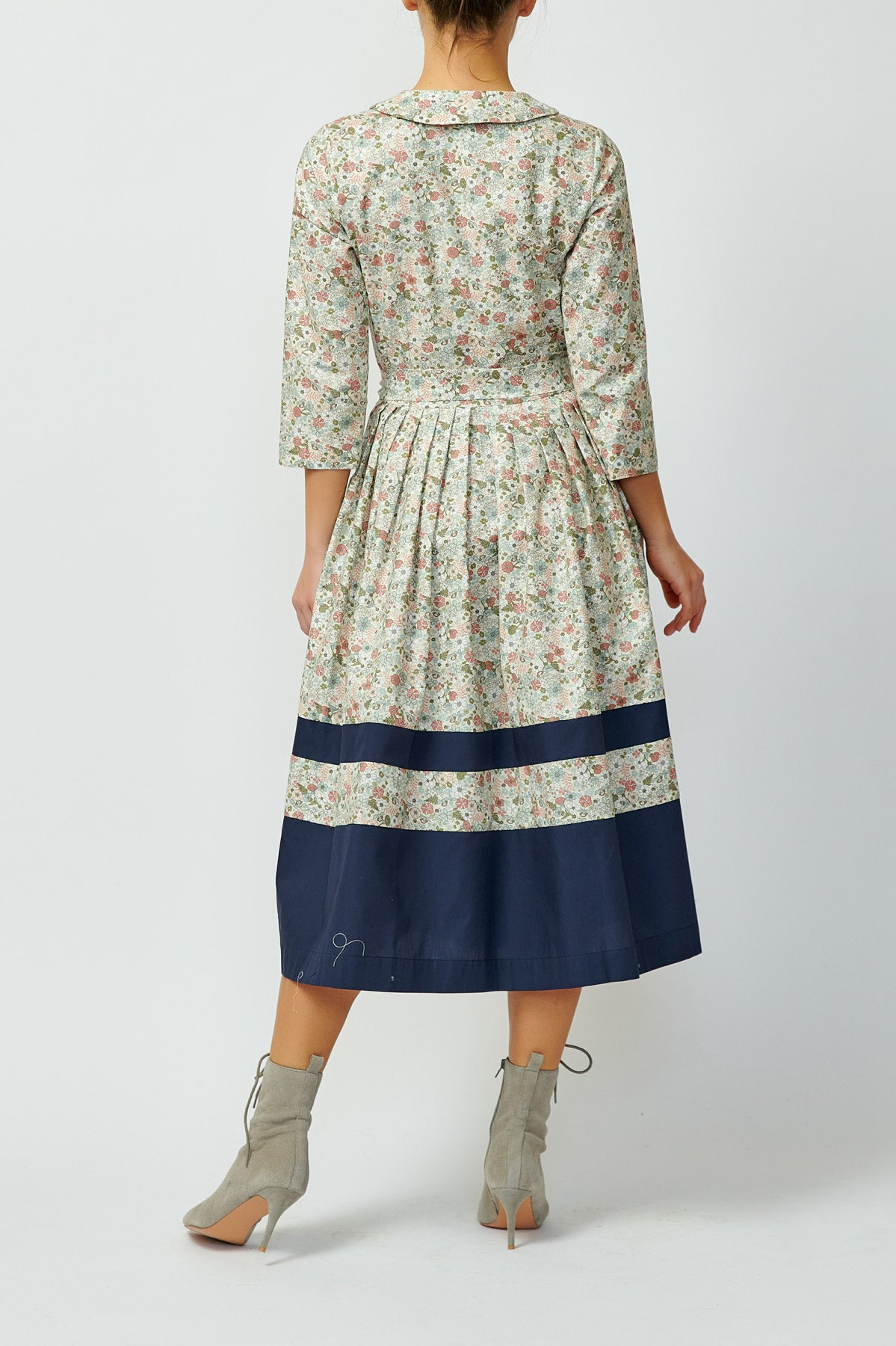 Shirt dress in small flowers and with a gray border