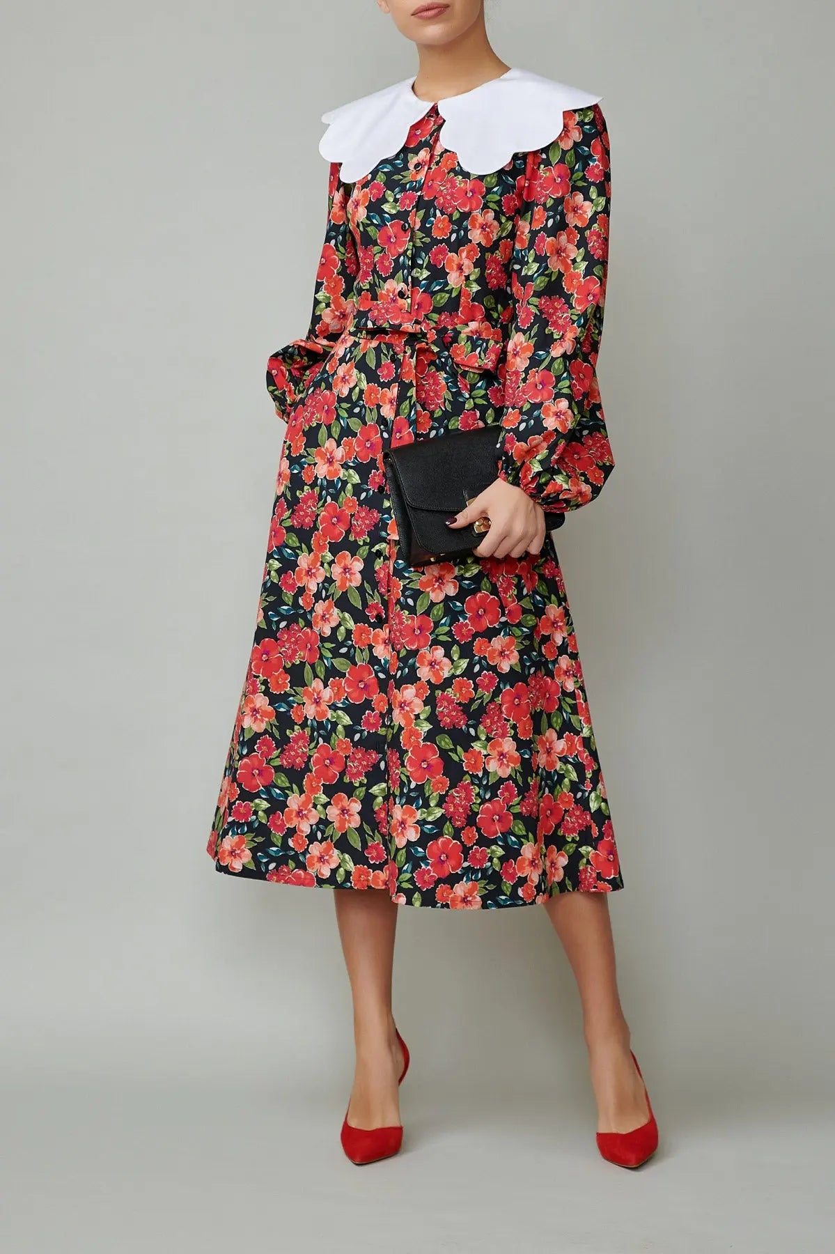 Rochie cu guler alb din poplin cu flori rosii pe fundal negru 