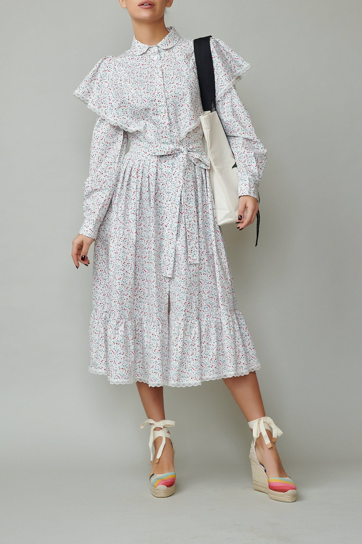 Rochie camasa cu aripioare din poplin cu flori mici pe alb 