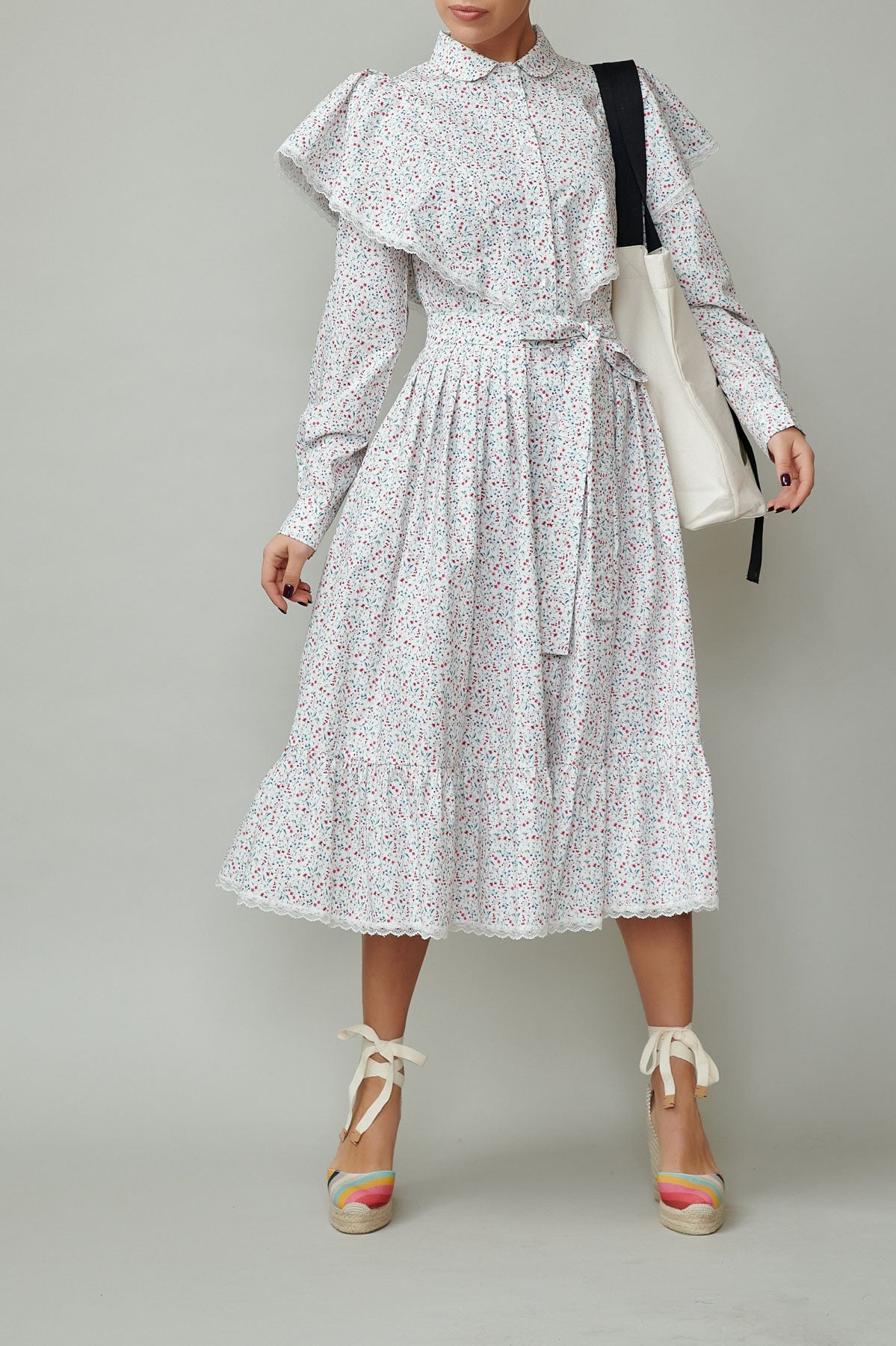 Rochie camasa cu aripioare din poplin cu flori mici pe alb 