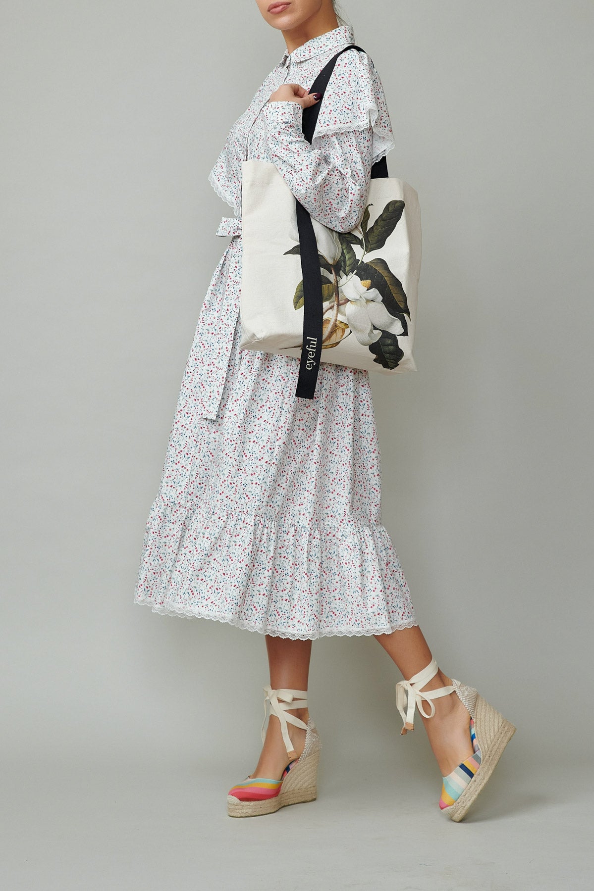 Rochie camasa cu aripioare din poplin cu flori mici pe alb 