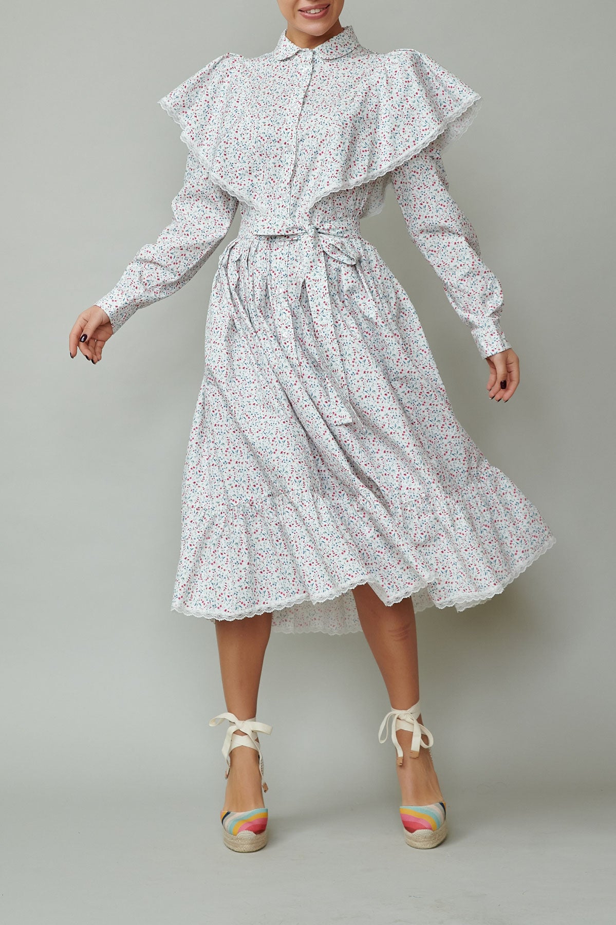 Rochie camasa cu aripioare din poplin cu flori mici pe alb 