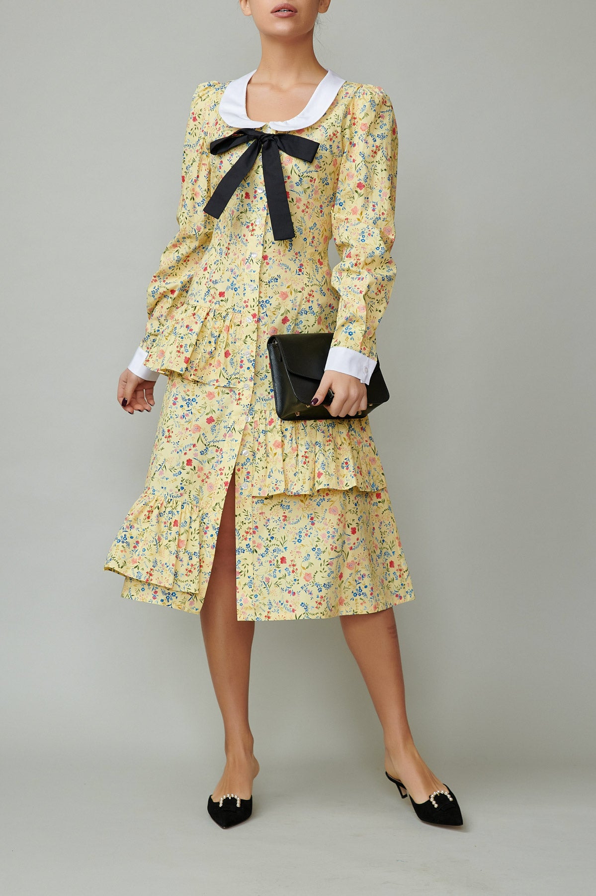 Rochie cu guler alb si funda neagra din poplin cu flori pe galben 