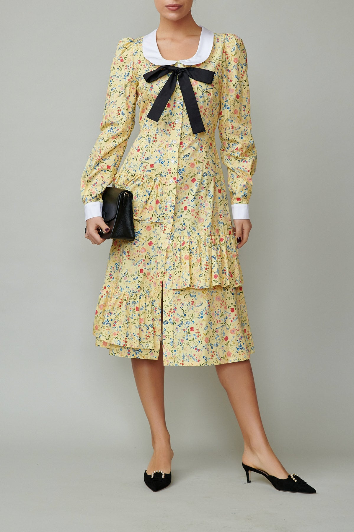 Rochie cu guler alb si funda neagra din poplin cu flori pe galben 
