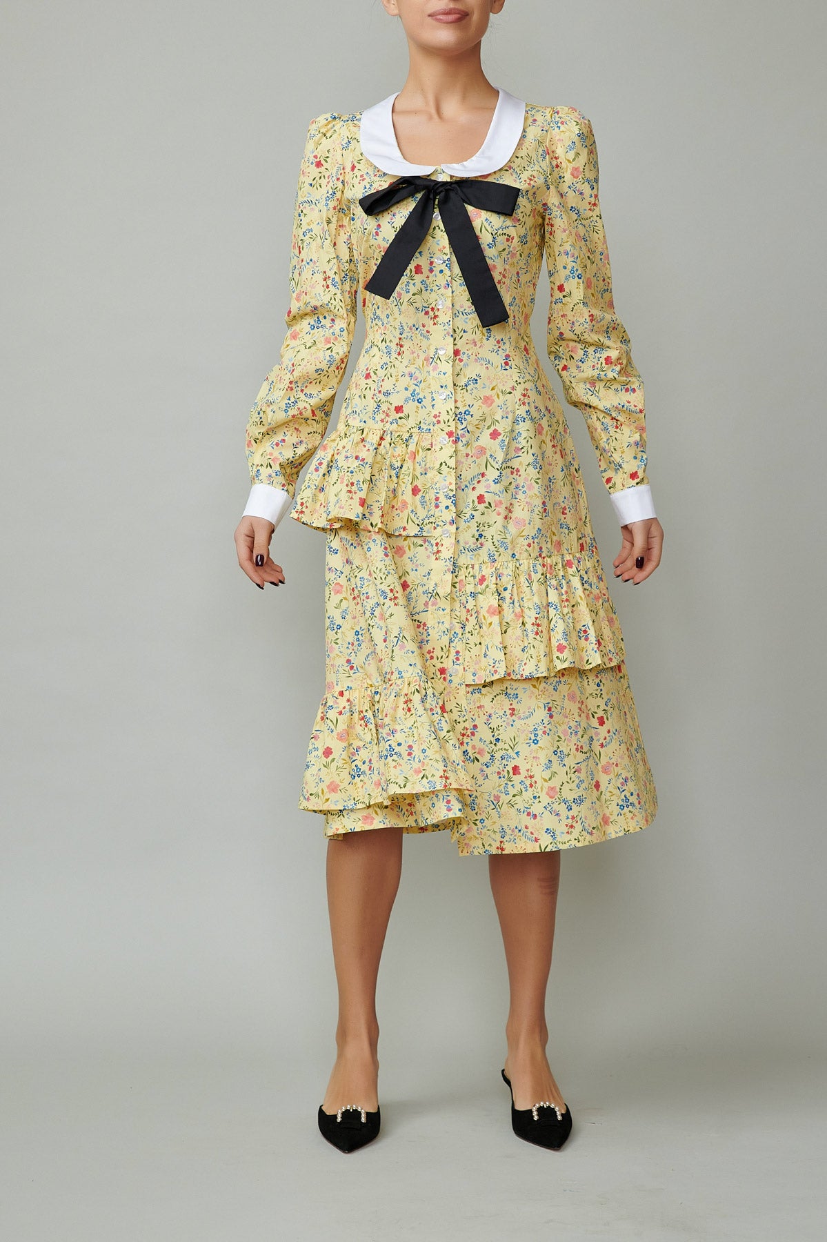 Rochie cu guler alb si funda neagra din poplin cu flori pe galben 